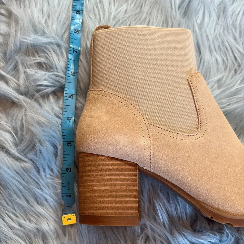 NWT Stitch Fix Violet & Red Loaded Knit Cuff Bootie Tan